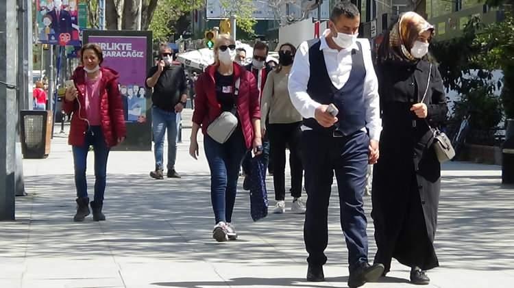 <p>Çoğu vatandaşın maske taktığı görülürken, bazıları da maskesiz caddeye çıkması dikkat çekti. Sosyal mesafe kuralına uymayan vatandaşların yanında, restoran önlerinde kuyruklar oluşturanlar da oldu. Öte yandan, araç trafiğinin caddede önceki günlere göre arttığı görüldü.</p>