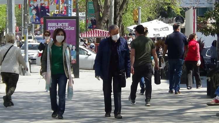 <p>Caddedeki iş yerinde çalışan vatandaşlardan biri Kadıköy halkının bu caddede yürümeden duramayacağını belirterek, ‘"Normalde çıkmasalar daha iyi olur.</p>