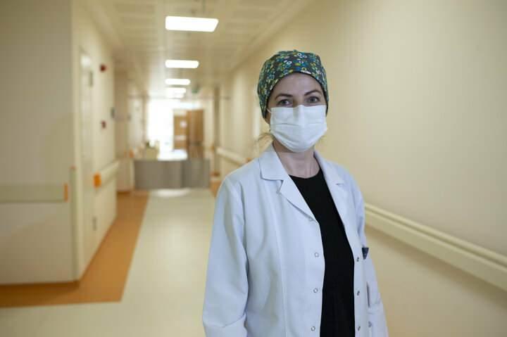 <p>Hastaların ailesi biz oluyoruz Yoğun Bakım Kliniği Eğitim Sorumlusu Dr. Öznur Şen de Türkiye'de Kovid-19 vakası görülmeden önce 58 yataklı sığınak yoğun bakımını devreye soktuklarını söyledi.</p>
<p> </p>