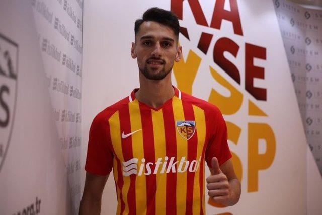 <p>Kayserispor’a verilen Alpay ise, Aytemiz Alanyaspor ile oynanan maça ilk 11’de başlama başarısı gösterdi. Alpay, yaşadığı sakatlık sebebiyle yeşil sahalardan uzak kaldı.</p>

<p> </p>
