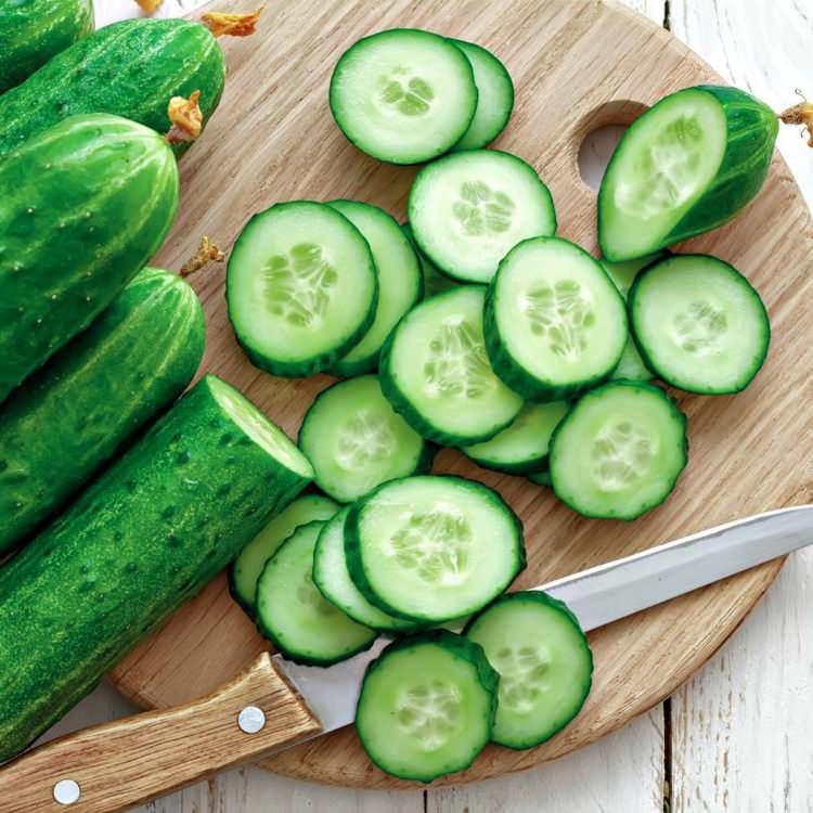<p><span style="color:#800080"><strong>SALATALIK</strong></span></p>
<p>Salatalık buzdolabına konulduğunda ilk olarak sertliği bozulur. Yumuşamaya başlayan salatalığın bir süre sonra rengi de koyulaşır. Yüzeyinde yapışkan bir madde çoğalan salatalık küflenmeye başlar. Bu kıvamda tüketilen salatalık sindirim sistemini bozar.</p>