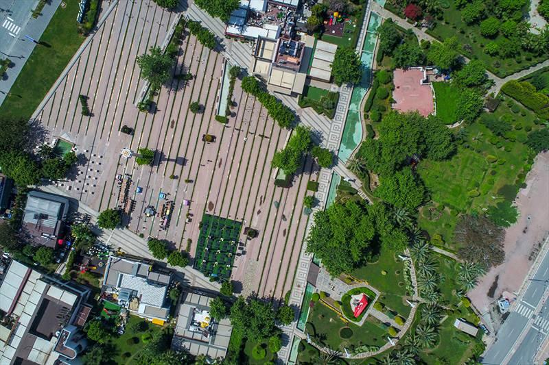 <p>Antalya'daki Konyaaltı Kent Meydanı</p>
