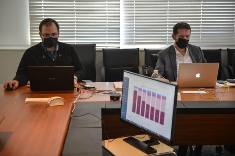 <p>"Sadece İstanbul’da 1200’ün üzerinde filyasyon ekibimiz var. Pozitif vakaları evlerinde ziyaret ediyorlar, temaslılarını tespit edip pozitif çıkan varsa onların da izolasyona alınmasını sağlıyorlar. İlaçları bile hastanın evine kadar teslim ediyorlar. Filyasyon, salgının kırılması için çok önemli. Türkiye bu konuda dünyanın en iyi sistemini kurdu. Burada başka bir şey daha yapıyoruz, İstanbul Valiliğimiz’in sağladığı imkanlar doğrultusunda, sağlık çalışanlarının kalacak yerleri ve ulaşımları ile ilgili bütün ihtiyaçlarını koordine ediyoruz. Türkiye'nin sağlık sistemi çok kuvvetli. Bu salgın aslında bunu da gösterdi. Sağlık Bakanımızın da açıkladığı gibi, salgında çok iyi bir yol kat ettik. Ama halkımız sakın rehavete de kapılmasın. Yine sosyal mesafelerini korumaya, hijyen kurallarına uymaya, evde kalmaya devam etmeli. Biraz daha sabır gerekiyor bu iş bitti diyebilmemiz için."</p>

