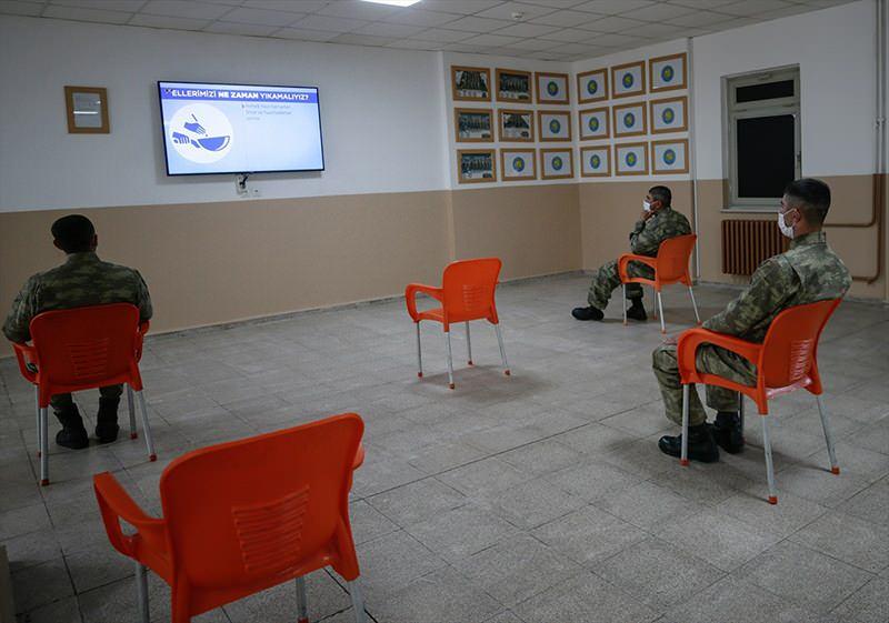<p>- "Personelin kendi doktoru olması bilincini yerleştirdik"</p>

<p>Salgınla Mücadele Kurulu Başkanı Ulaştırma Binbaşı Tarık Kılıç, gazetecilere yaptığı açıklamada, Türk Silahlı Kuvvetlerinin canlı dinamik yapısı nedeniyle burada Kovid-19 tedbirlerinin titizlikle uygulandığını söyledi.</p>

<p> </p>

