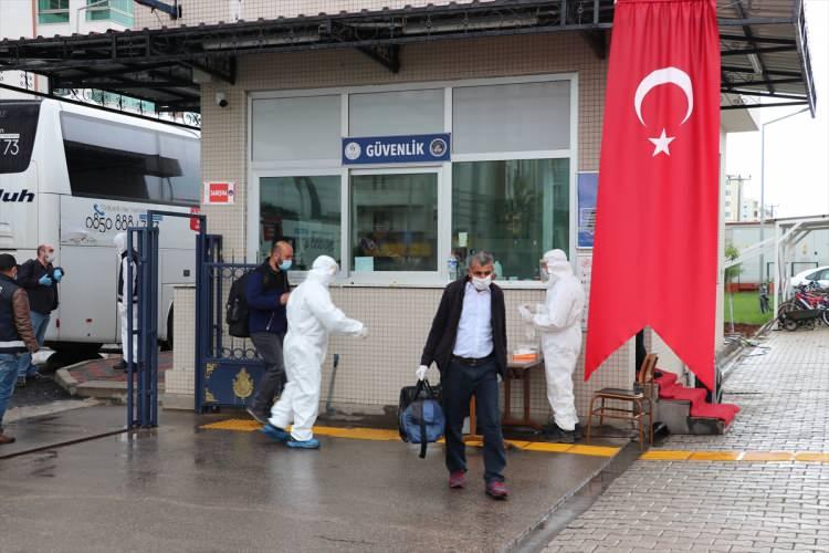 <p>Cumhurbaşkanı Recep Tayyip Erdoğan'ın talimatı, Cumhurbaşkanı Yardımcısı Fuat Oktay'ın koordinasyonu ve Dışişleri Bakanlığının çalışmasıyla 59 ülkeden yaklaşık 25 bin vatandaşın ramazanı ve bayramı evlerinde geçirebilmesi amacıyla başlatılan tahliye operasyonu kapsamında, Irak'tan 90 kişi kara yoluyla Habur Sınır Kapısı üzerinden Diyarbakır'a getirildi.</p>
<p> </p>