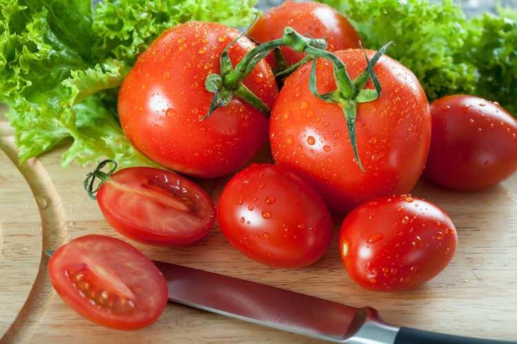 <p>İnsan vücudunun en çok ihtiyaç duyduğu vitamin C'dir. C vitaminin almanın en kolay yolu ise domatesdir. Bir adet domates vücudun yüzde 40'nı kolaylıkla karşılar. Bu sayede de domates güçlü bir antioksidandır. Vücut için hayati bir değeri olan domates birçok hastalıkları önler. Aynı zamanda domates K vitamini bakımından da zengindir. K vitamini kan pıhtılaşması ve kanamayı kontrol altına almada etkilidir. </p>
