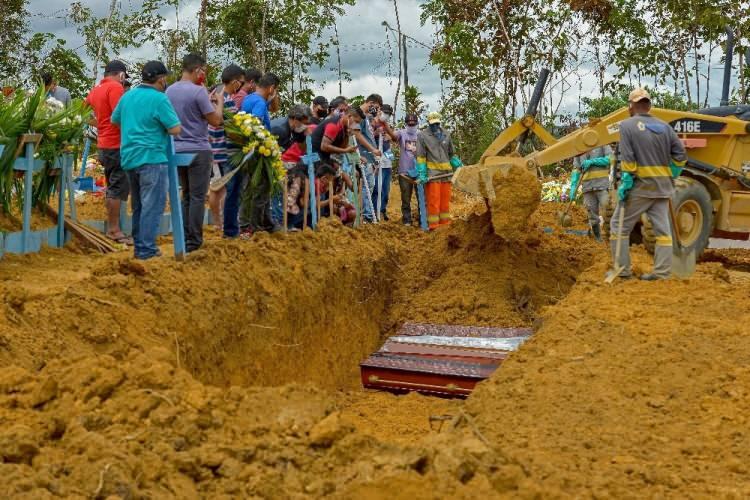 <p>Öte yandan Manaos'u ülkenin diğer şehirlerine bağlayan yeterli asfalt yolun olmaması nedeniyle cenaze işleri birliği, yaklaşık 3 bin kilometre uzaklıktaki Sao Paulo eyaletinden havayolu aracılığıyla acil tabut göndermesi talebinde bulundu.</p>

<p> </p>
