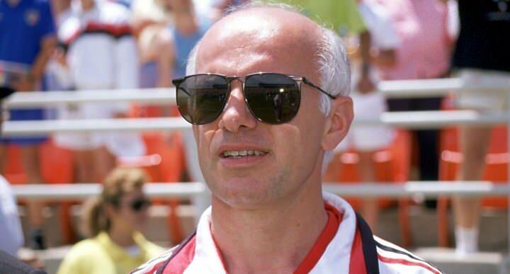 <p>Katalan çalıştırıcının ardından Milan efsanesi Arrigo Sacchi geliyor. Sacchi, 5 yıl çalıştırdığı "Çizme" ekibinde 2 kez Şampiyon kulüpler kupasını kazanmıştı. İtalyan teknik adam, profesyonel futbolcu olmaması ile ilgili "Jokey olmak için önce at olmak gerekmez" cevabıyla akıllara kazınmıştı.</p>