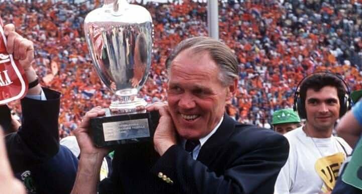 <p>2`nci sırada ise, Ajax ve Hollanda tarihinin önemli isimlerinden Rinus Michels var. "General" lakaplı teknik adam, 1988 yılında Hollanda ile Avrupa Şampiyonasını kazanarak, ülkesine tarihindeki ilk ve tek uluslararası başarıyı getirmişti.</p>