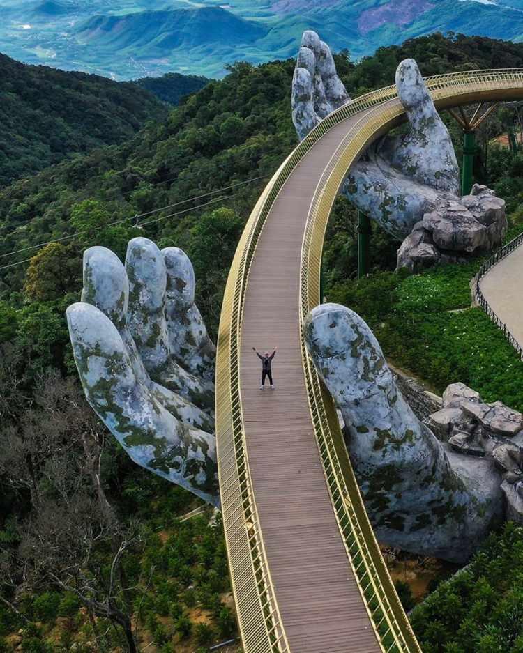 <p>Tran Tuan Viet / Golden Bridge (Altın Köprü) </p>

<p>Danang, Vietnam</p>
