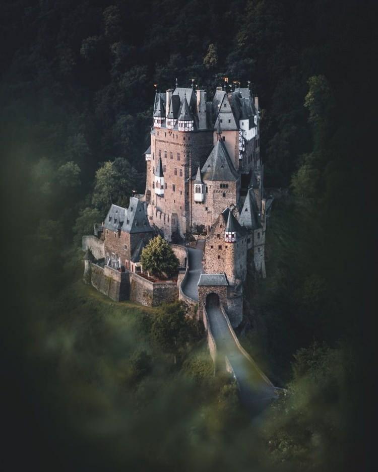 <p>Eltz  Kalesi  / Almanya</p>

<p> </p>
