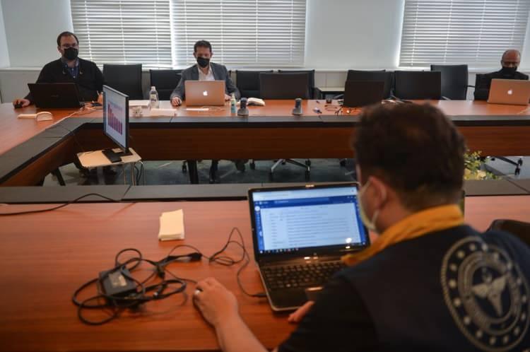 <p>"112 çağrılarını, hasta nakillerini, hastaneler arası hasta transferlerini, ambulans dezenfeksiyon takipleri gibi işlemleri buradan yürütüyoruz. Koordinasyon ekibindeki hocalarımız, hastanelerdeki boş yer durumlarını bizimle sistem üzerinden paylaşıyor ve biz de listemizde nakil bekleyen hastalarımızı gördüğümüz için hasta ile hastaneyi birleştirip hızla nakillerinin sağlanmasını sağlıyoruz. Ayrıca ekip yoğunluk denilen bir listemiz var. Orada da renklere göre ekiplerimizin yönlendirilmesi, geri çekilmesi ya da kapalı ekipler varsa ihtiyaca göre tekrar aktive edilmesini buradan sağlıyoruz. 184 gibi diğer birimlerimize de destek olmak amacıyla, vatandaşlarımıza yardım etmek için Vefa Çağrı Sistemini de buradan yönlendiriyoruz.” İstanbul Medeniyet Üniversitesi Tıp Fakültesi Halk Sağlığı Anabilim Dalı Öğretim Üyesi Prof. Dr. Işıl Maral, ekibe en son katılanlardan. Prof. Dr. Maral, salgının gidişatı ve alınması gereken tedbirlerle ilgili akademik çalışmaları yürütüp tavsiyelerde bulunuyor. Prof. Dr. Maral’a göre salgında çok iyi bir noktaya gelmiş olsak da kısa vadede hiçbir şey eskisi gibi olmayacak. Maral “Dünyadaki çalışmaları da izleyerek burada saha koşullarımıza uyarlayıp en uygun kararları almaya çalışıyoruz. Gerek sosyal mesafe, gerekse fiziksel mesafeye uzun bir süre dikkat etmemiz gerekecek. Bayramda da bu önlemleri sıkı tutmak zorundayız."</p>