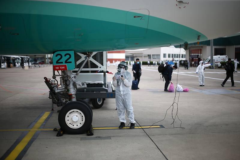 <p>Ardından apronda bekletilen otobüslere sosyal mesafe kuralları çerçevesinde bindirilen vatandaşlar, karantina sürecini geçirecekleri Mersin'deki Gençlik ve Spor Bakanlığı yurduna gönderildi.</p>
<p> </p>