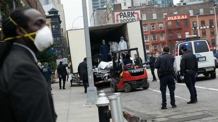 <p>ABD'nin New York eyaletinde polise yapılan şikayet üzerine, bir cenaze evinin önünde soğutma sistemi olmayan 2 kamyona yüklenmiş onlarca cenaze bulundu.</p>
