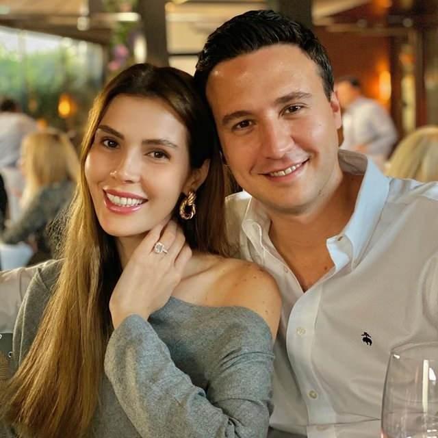 <p>Uzun süredir ekranda olmayan oyuncu Hatice Şendil, eşi yapımcı Burak Sağyaşar ile birlikte sakin bir hayat sürdürüyor.  Peki Hatice Şendil kimdir? Kaç yaşındadır? Bu zamana kadar hangi projelerde rol aldı? İşte Hatice Şendil hakkında tüm merak edilenler.</p>
