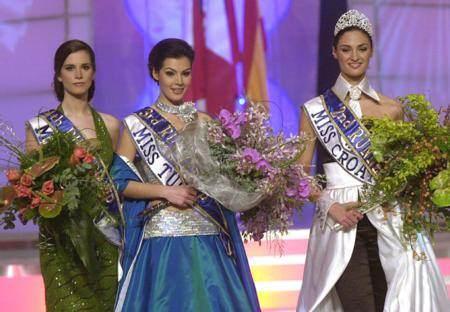 <p>Hatice Şendil, 2 Ağustos 1983 tarihinde İstanbul'da dünyaya geldi. Antalya'da büyüdü. Üniversite eğitimini işletme üzerine aldı. 2001 yılında Türkiye Güzellik Yarışması'na katılarak Türkiye 3. güzeli seçildi.</p>

