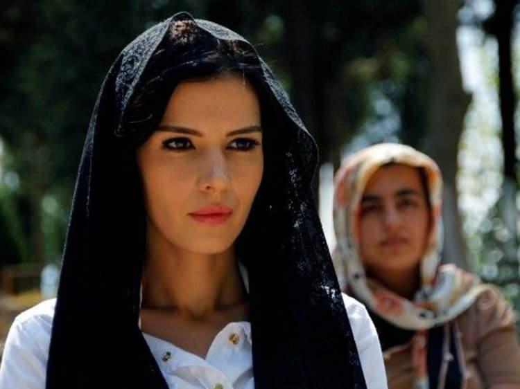 <p>2012 yılında Erkan Petekkaya ile Dila Hanım filminin dizi uyarlamasında başrolü paylaştı.</p>