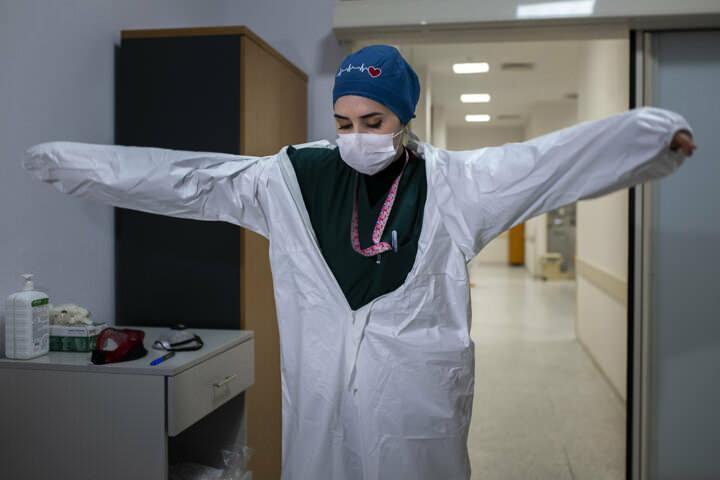 <p>Çoğunlukla kendi kendine yeterli nefes alamayan Kovid-19 hastalarının bulunduğu yoğun bakım servislerinde çalışan görevli personelin hazırlığı da temiz alan olarak adlandırdıkları bölümde başlıyor.</p>

<p> </p>
