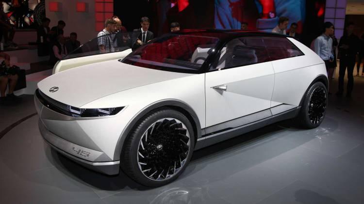 <p><span style="color:#FF8C00"><strong>Hyundai 45 </strong></span></p>
<p> Hyundai 45'in seri üretim versiyonu, bu yıl sonunda karşımıza çıkabilir. SangYup Lee, bu iki aracın gelişmiş platformları sayesinde iç mekanlarında diğer otomobillere göre çok daha geniş alanlar sunacağını da belirtiyor.</p>