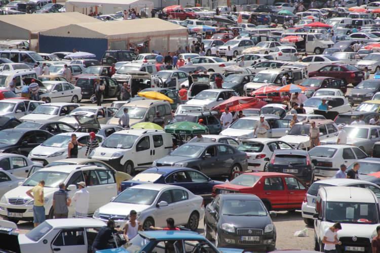 <p>2. el motorlu kara taşıtı ticaretinin, 2. El Motorlu Kara Taşıtlarının Ticareti Hakkında Yönetmelik ile belirlendiğini anımsatan bakanlık, <strong>“söz konusu yönetmelikte, şikayete konu ilan siteleri için öngörülmüş herhangi bir yükümlülüğe yer verilmediğini” </strong>kaydetti. Bakanlık, 2. el araç satışındaki ilan sistematiği ve internet sitelerine yönelik yönetmelikte değişiklik çalışması başlatıldığını açıklayarak şunları kaydetti:</p>
<p> </p>