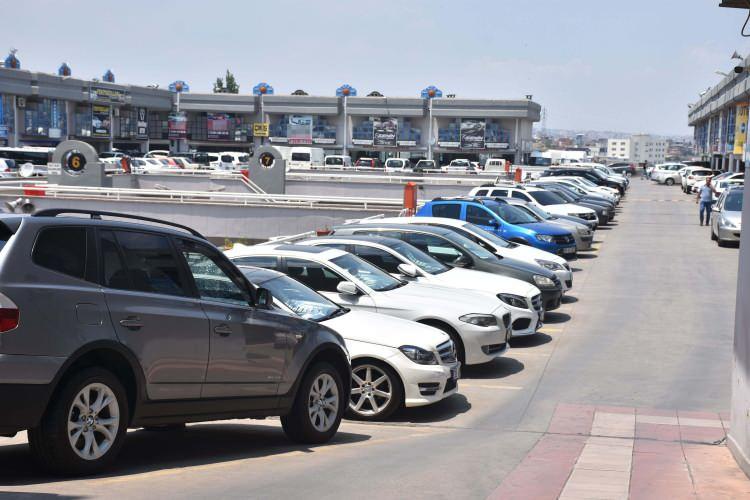 <p>Tüketicinin Korunması Hakkında Kanun’un ayıplı mal ve hizmetlere ilişkin hükümlerinin ikinci el motorlu kara taşıtı ticaretine konu taşıtlar hakkında da uygulanacağına dikkat çeken bakanlık, <strong>"Garanti verme yükümlülüğü taşıt satışını yapan işletmeye ait olup satışa aracılık eden ilan sitelerinin herhangi bir yükümlülüğü yoktur."</strong></p>

<p> </p>
