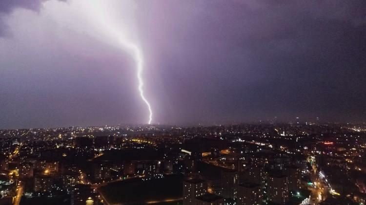 <p>İstanbul’da etkili olan gök gürültülü sağanak yağış ile çakan şimşeklerin geceyi gündüze çevirdiği anlar havadan görüntülendi.</p>
