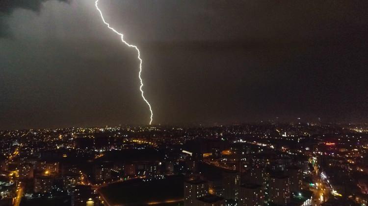 <p>Meteoroloji Genel Müdürlüğünün son verilerine göre, İstanbul'da sabah saatlerinde Anadolu Yakası'nda, akşam saatlerinden itibaren il genelinde sağanak ve gök gürültülü sağanak yağış bekleniyordu. </p>
