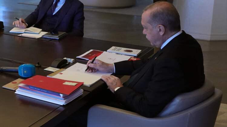 <p>Cumhurbaşkanı Yardımcısı Fuat Oktay başkanlığında yürütülen çalışma kapsamında; bakanlıklar, Diyanet, YÖK gibi kuruluşlardan hem ulusal anlamda hem de yerel anlamda atılacak adımlar ele alınıyor.</p>
<p> </p>