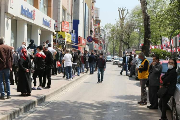 <p>Bayram sonrası normalleşmenin, “yüzde 100 normalleşme” olmayacağına dikkat çekiliyor. Aşı ortaya çıkana kadar hayat tamamen normale dönemeyecek, bu nedenle kademeli bir geçiş dönemi söz konusu olacak.</p>
<p> </p>
