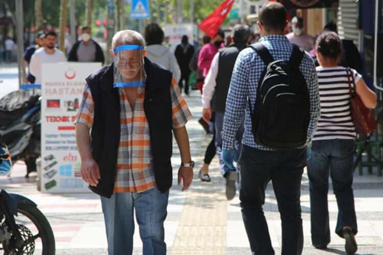 <p><strong>CAMİLER </strong><br />
Diyanet İşleri Başkanlığı’nın bayram namazının önlemler alınarak kılınabilmesi için çalışma yaptığı ancak buna izin verilmesinin “şu aşamada” pek mümkün olmadığı değerlendiriliyor. Diyanet’in camilerde aralıkların korunabileceği, bahçelerde önlem alınabileceği yönünde taahhütler verdiği öğrenildi.</p>
