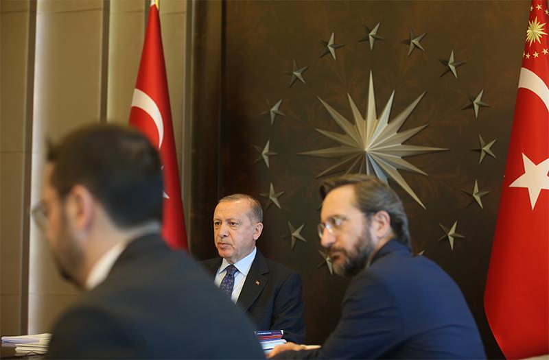 <p>Türkiye, 11 Mart’ta görülen ilk koronavirüs vakasının ardından gelinen 1.5 aylık sürecin ardından virüs sonrası normalleşmeyi gündemine aldı. Cumhurbaşkanı Tayyip Erdoğan başkanlığında yapılan kabine toplantısının da en önemli başlığı normalleşme takvimiydi.<br />
<br />
Kaynak: Milliyet</p>
<p> </p>