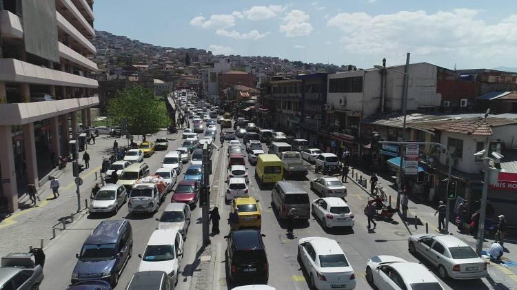 <p>İzmir'de 4 günlük sokağa çıkma yasağının ardından cadde ve sokaklarda yoğunluk yaşandı. Toplu taşıma yerine özel araçla yollara çıkan vatandaşlar şehrin pek çok noktasında trafik sıkışıklığına neden oldu.</p>