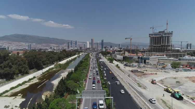 <p>4 günlük yasak boyunca cadde ve meydanların bomboş kaldığı İzmir'de kısıtlama sonrası yoğunluk oluştu. </p>