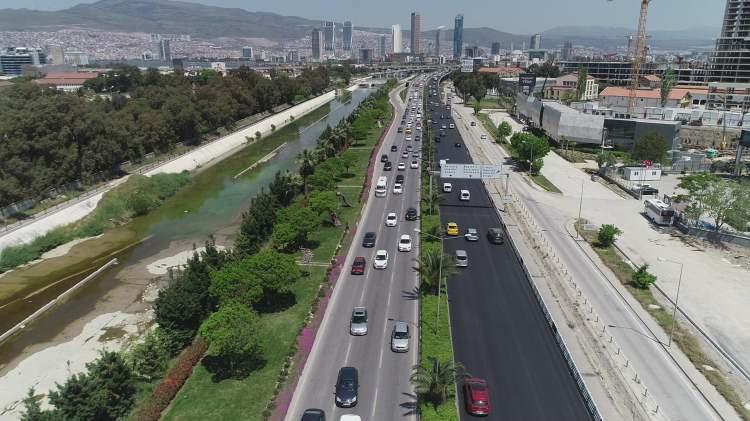 <p>Dışarı çıkanların toplu taşıma yerine şahsi araçlarını tercih etmeleri nedeniyle ise şehrin pek çok noktasında trafik sıkışıklığı meydana geldi. </p>