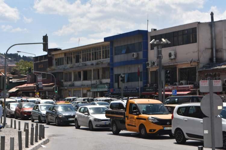 <p>Termometrelerin 19 dereceyi gösterdiği İzmir'de güneşli havayı gören soluğu dışarda aldı. </p>