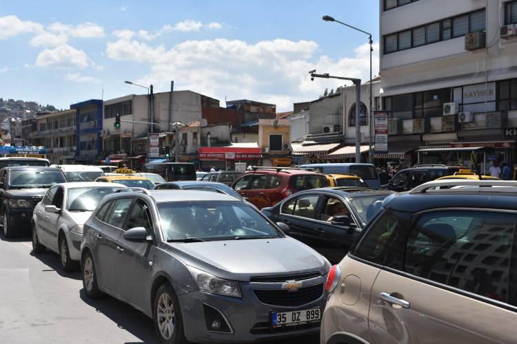 <p>Öte yandan ekipler de kontrol noktalarında trafik denetimlerini sürdürdü.</p>