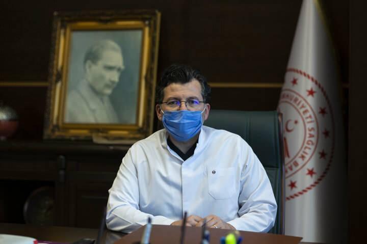 <p>Tedbiri elden bırakmak için çok erken Doç. Dr. Sönmez, sağlık çalışanlarının mesai kavramı olmadan 24-36 saat nöbetlerle çalıştığını hatırlatarak, Ancak bu dönemde gerek virüs yükü, gerekse sağlık çalışanlarını koruma açısından daha esnek çalışma düzenlerine geçtik. Bu düzen hem bizim kendi sağlığımızı korumamızda hem de performansımızda faydalı oldu. Maalesef hastalığa yakalanan sağlık mensuplarımız da oldu. Esnek mesai onların idame ettirilmesi açısından da olanak sağladı. Bir nevi yedek güç olarak herkesi sahada bulundurmadık, esnek mesaiyle bunu sağladık. şeklinde konuştu.</p>
<p> </p>