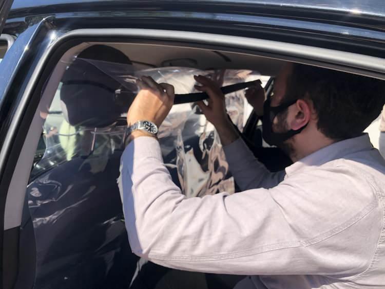 <p><span style="color:#FF8C00"><strong>'Taksicilerle görüşüyoruz'</strong></span></p>

<p>Taksi ve servis şoförlerinin ürüne ilgi gösterdiğini söyleyen Yavuz, açıklamasını şu şekilde sürdürdü:</p>

<p><strong>''Dünya genelinde taksici ve şoförler koronavirüsü yaymada çok riskli gruptalar. Yolcular, bu sürücülere hastalık bulaştırıyor, sonra onlar da diğerlerine bulaştırıyor.</strong></p>

<p><strong>Biz de hem taksiciyi hem de yolcuları koruyalım, dedik ve böyle bir ürün geliştirdik. Fransa'daki firmaya numunemizi göndererek fiyat teklifimizi verdik. Çekya'dan talep geldi. Oraya da numune gönderdik. Türkiye'den de İstanbul Taksiciler Odası ve Eskişehir Şoförler Odası ile görüşüyoruz.''</strong></p>
