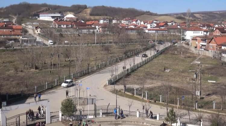 <p>Dünyayı etkisi altına alan koronavirüs salgınına ilişkin 140'ı aşkın ülkede can kaybı sürüyor. Salgın nedeniyle 700'ün üzerinde vakanın rastlandığı ve 21 kişinin hayatını kaybettiği Kosova'nın tek Türk kasabası olan Mamuşa'da bugüne koronavirüs vakası rastlanmadı.</p>
