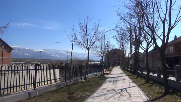 <p>Kosova h&uuml;k&uuml;metinin yanı sıra Kosova'da, KFOR barış g&uuml;c&uuml;nde g&ouml;revli Mehmet&ccedil;ik de salgına ilişkin sıkı &ouml;nlem alıyor. Kosova'da 1999 yılından bu yana g&ouml;rev yapan Mehmet&ccedil;ik, koronavir&uuml;sle m&uuml;cadelede de &uuml;lke halkının yanında olmaya devam ederken, Mamuşa Belediyesi'nin talebi &uuml;zerine Aile Sağlık Merkezi girişine ge&ccedil;ici karantina &ccedil;adırı kurdu. &Ccedil;adırda, koronavir&uuml;s ş&uuml;phesi ile başvuran hastaların hastanelere sevki sağlanana kadar ge&ccedil;ici karantina altına alınması i&ccedil;in kurulduğu belirtildi.</p>
