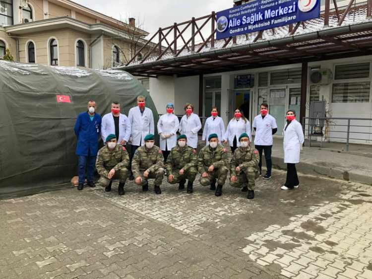 <p>T&uuml;rk askerinin 21 yıldır her t&uuml;rl&uuml; destekle Kosova halkının yanında olduğunu s&ouml;yleyen Mamuşa Belediye Başkanı Abd&uuml;lhadi Krasni&ccedil;, t&uuml;m d&uuml;nyada olduğu gibi &uuml;lkemizde de yaşanan bu salgında bile desteklerini esirgemeyen T&uuml;rk askerine teşekk&uuml;r etti.</p>
