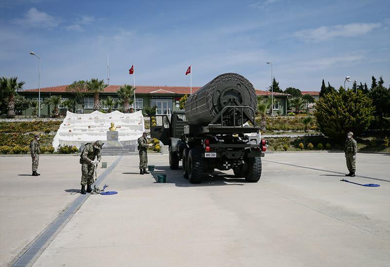 <p>Tüm personelin maske takma konusunda hassas davrandığını belirten Kılıç, tüm birimlerde hijyeni sağlamak maksatlı dezenfektan noktaları oluşturduklarını anlattı.</p>

<p> </p>
