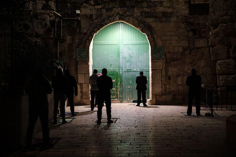 <p>İşgal altındaki Doğu Kudüs’ün "Eski Şehir" bölgesinde oturan Filistinliler, teravih namazını yeni tip koronavirüs (Kovid-19) nedeniyle ibadete açılamayan Mescid-i Aksa’nın kapılarında kılıyor.</p>
