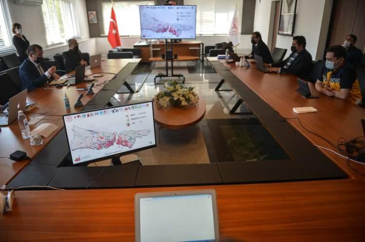 <p>"BU SİSTEMİN DÜNYADA ÖRNEĞİ YOK"</p>
<p>Türkiye’nin dünyaya örnek olacak bir filyasyon sistemi kurduğunu ve bu sayede pandemide çok başarılı bir yönetim sergilediğini anlatan Prof. Dr. Kemal Memişoğlu, sözlerini şöyle noktaladı:</p>