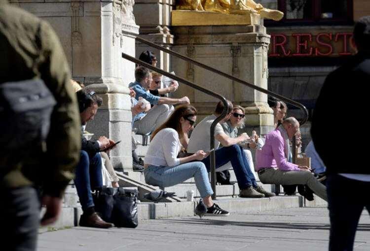 <p>Bu süreçte pek çok ülke sınırlarını tüm komşularına ve hava trafiğine kapattı.</p>

<p> </p>
