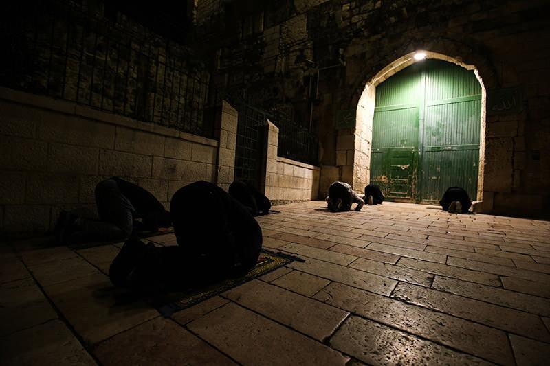 <p>Mescid-i Aksa’nın içinde yer aldığı Eski Şehir’de yaşayan Filistinliler ise teravih namazını kılabilmek için her akşam Harem-i Şerif’in kapılarına geliyor.</p>

<p> </p>
