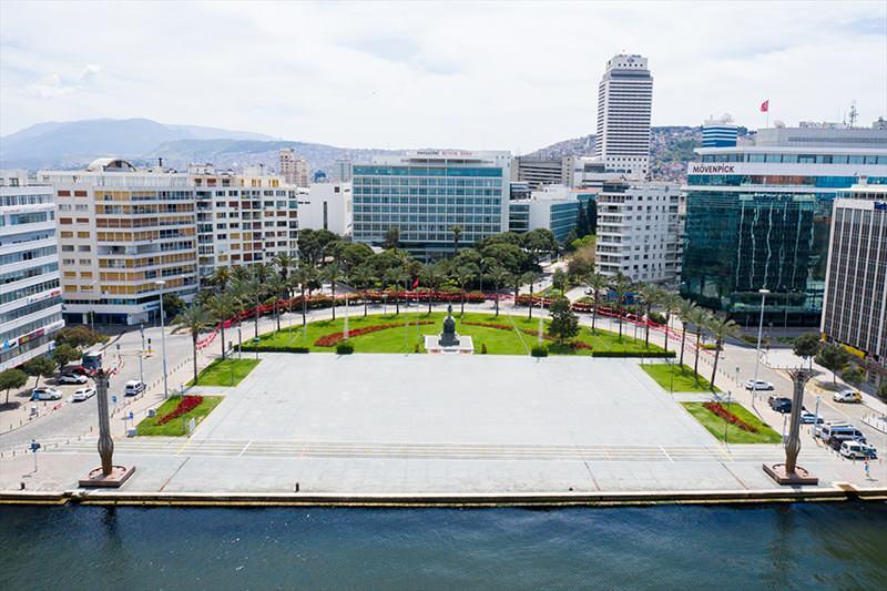 <p>İzmir'deki Cumhuriyet Meydanı</p>