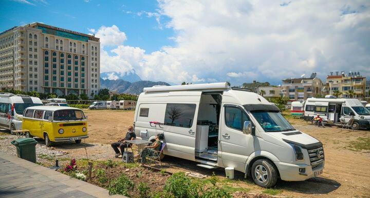 <p>30'un üzerinde karavanın park halinde olduğu alanda sosyal mesafe kurallarına uyuluyor.</p>

<p>Araçlarını 1- 2'şer metre arayla park eden karavancılar, gün içinde de birbirleriyle yakın temasta bulunmuyor</p>
