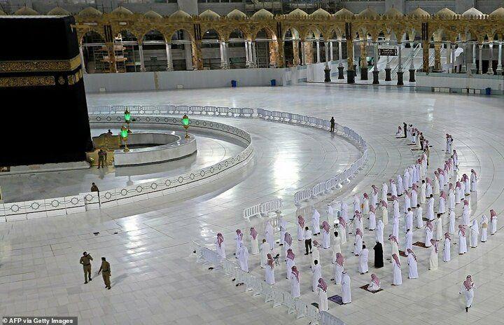 <p>Suudi Arabistan'da da sosyal mesafenin korunması, sokağa çıkma yasağı ve namazların cemaatle kılınmasını yasaklanmasının ardından Kabe'deki namazlar çok az sayıdaki kişinin katılımıyla sosyal mesafe ile kılınıyor. Kabe'de pazartesi günü çok az sayıda kişinin akşam namazını kılmalarına izin verildi.</p>

<p> </p>
