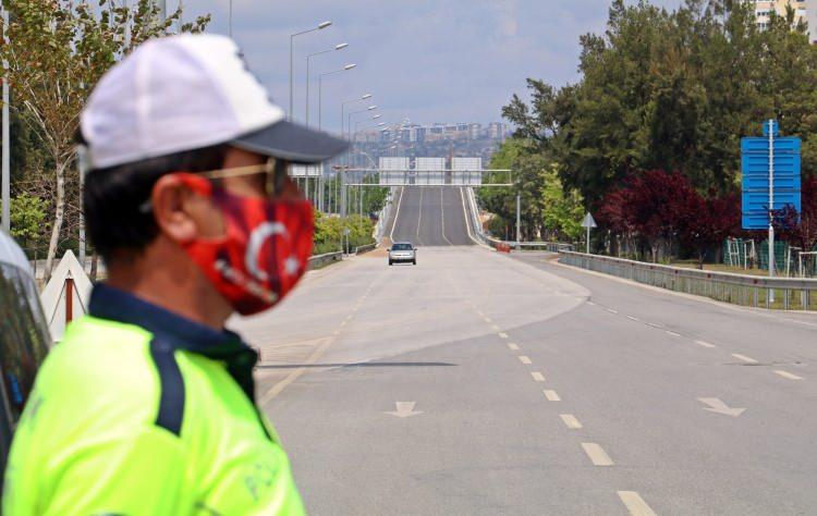 <p>Turizm şehri Antalya’da 3 gün sürecek sokağa çıkma kısıtlamasının ikinci gününde de sessizlik hakim oldu. Devriye gezen aynı zamanda kavşaklarda görev alan polisler, rastladıkları yaya ile sürücülerin izin belgelerini kontrol etti.</p>
